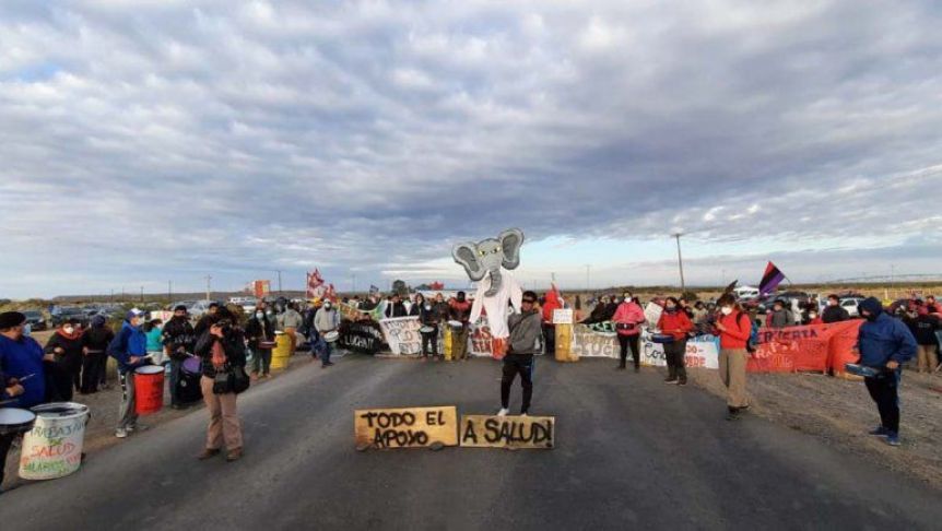 Siguen los cortes en rutas petroleras por trabajadores de la Salud