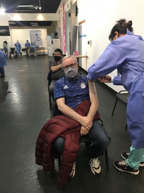 El exgobernador Daniel Peralta se aplicó la vacuna contra el COVID