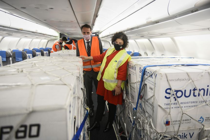 Alivio en medio del caos sanitario: llegaron 800 mil Sputnik más