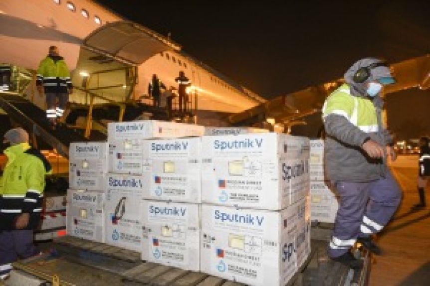 Llegaron al país 500 mil dosis de vacunas Sputnik V para primera aplicación