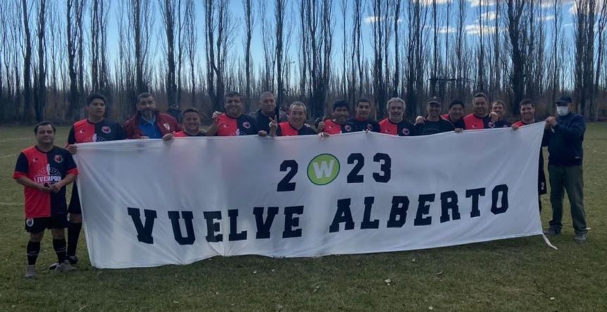 Vuelve Alberto”: La sugerente bandera que copó canchas de futbol en Río Negro