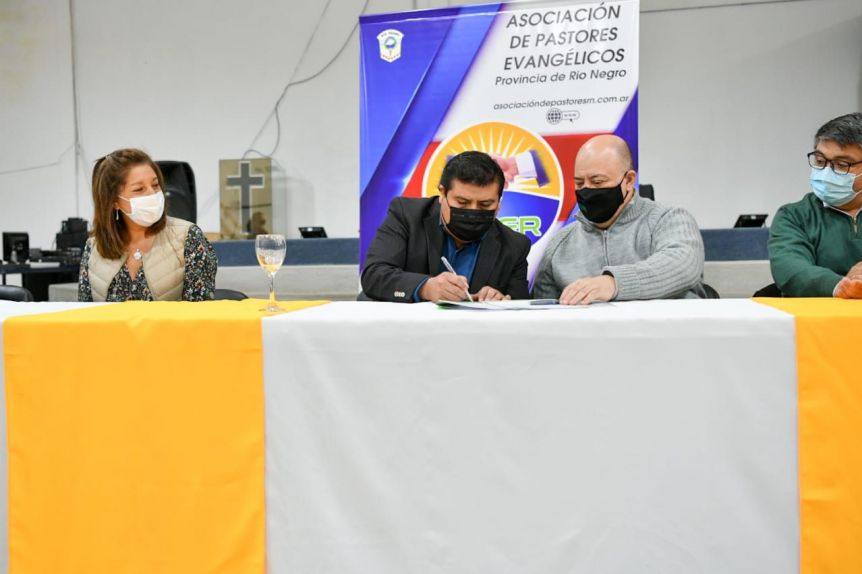 Marks durísima con Arabela por la entrega de viviendas a pastores evangélicos