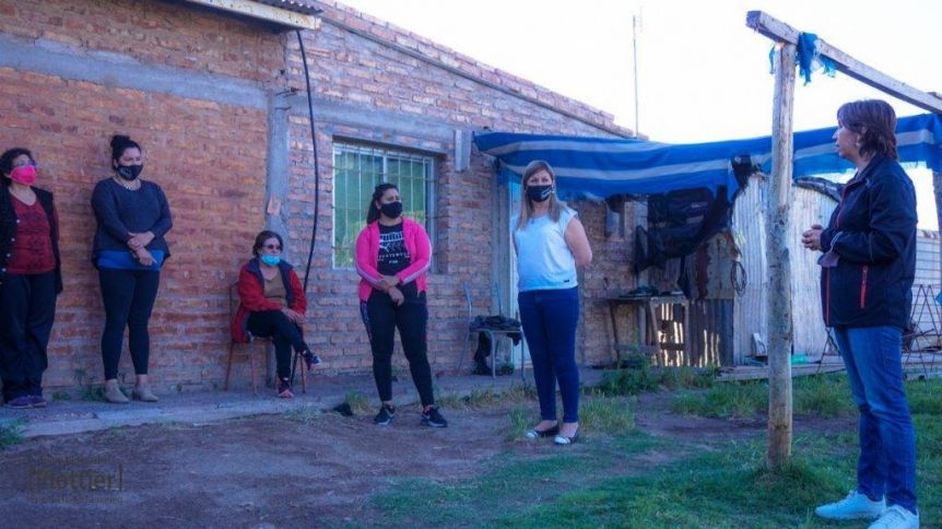 Innovadora propuesta: intendenta busca comprar los terrenos de una toma y urbanizarla