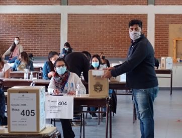 Dirigentes y candidatos ya fueron a emitir su voto