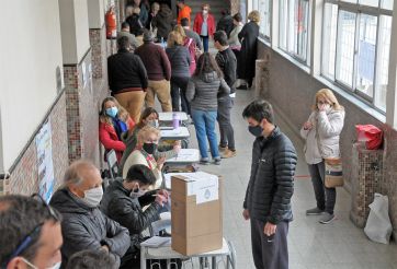 Protocolos más flexibles: las filas podrán realizarse dentro de los establecimientos de votación