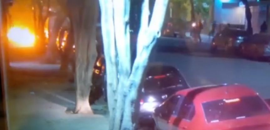 Fuerte reclamo del Grupo Clarín tras el ataque a su edificio con bombas molotov