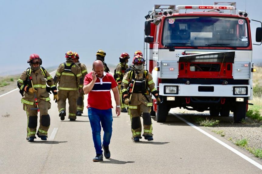 Puerto Madryn: siguen los intensos trabajos para combatir el fuego y esperan poder controlarlo hoy