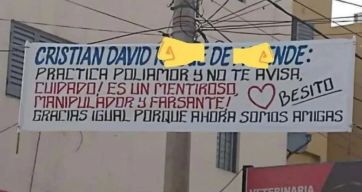 Descubrió que su pareja le fue infiel y le dejó un contundente mensaje en un pasacalles