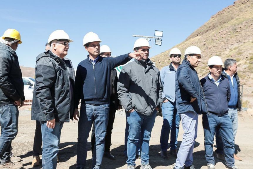 Koopmann visitó la obra de la represa sobre el río Nahueve que generará energía en 2023