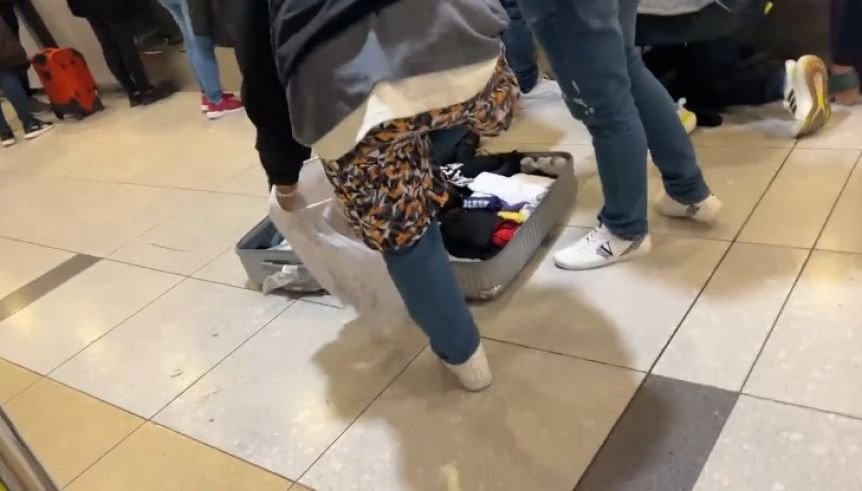 No quiso pagar exceso de equipaje y se convirtió en viral