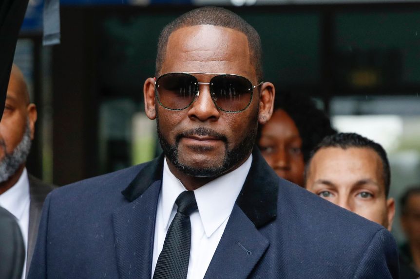 El cantante R. Kelly fue condenado a 30 años de prisión por delitos sexuales