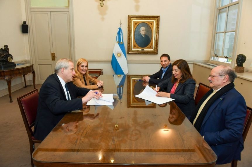La extensión de la jornada escolar es un hecho: Arabela firmó un convenio con Nación