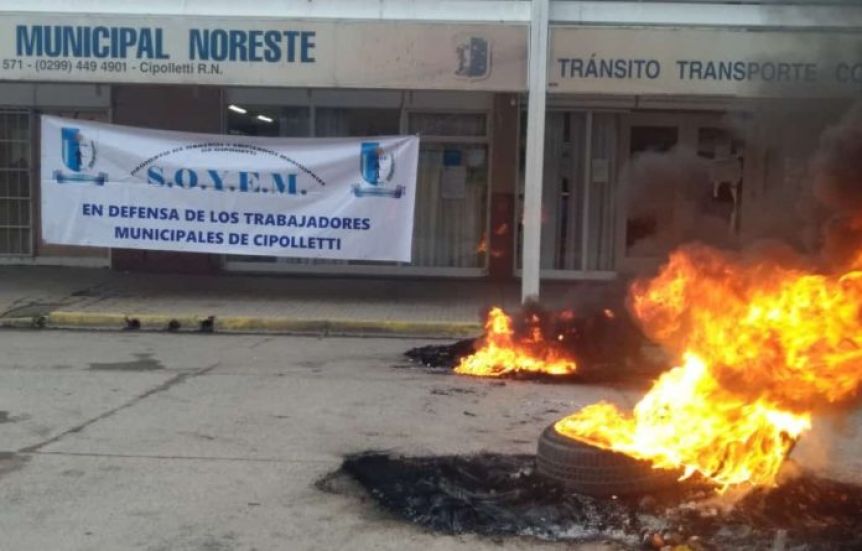 Conflicto con empleados municipales en Cipolletti: tomaron la sede de tránsito y comercio