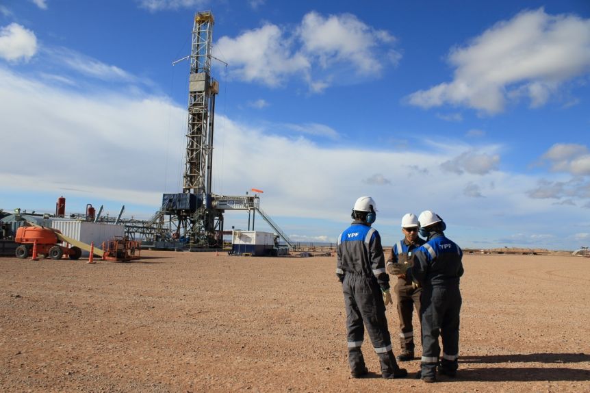 Petroleros de YPF cerraron una paritaria de 80% de aumento y un bono de $100 mil