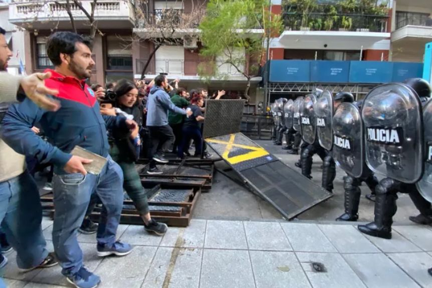 Máxima tensión tras los enfrentamientos entre la Policía de la Ciudad y los manifestantes
