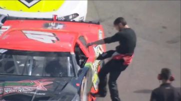 Escándalo en el Nascar: atacó a su rival sin dejarlo bajar del auto