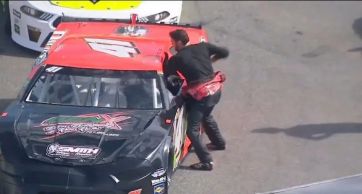 Escándalo en el Nascar: atacó a su rival sin dejarlo bajar del auto