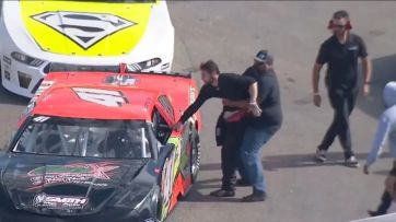 Escándalo en el Nascar: atacó a su rival sin dejarlo bajar del auto