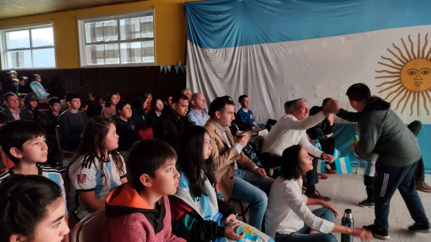 Arcioni y  parte de su Gabinete miraron el partido de Argentina en una escuela de Carrenleufú