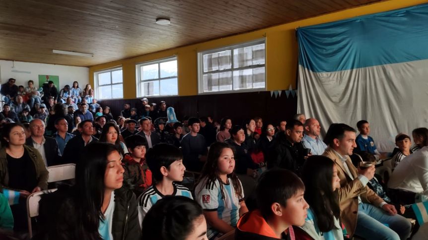 Arcioni y  parte de su Gabinete miraron el partido de Argentina en una escuela de Carrenleufú