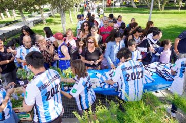 En modo campaña y aprovechando la fiebre mundialista, Grasso desembarcó en territorio opositor
