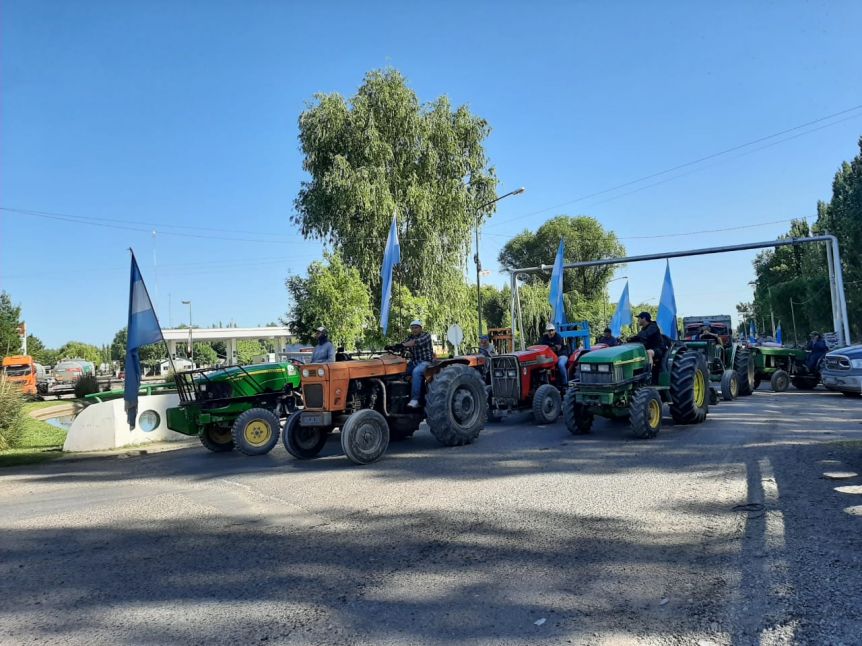 Productores de fruta realizaron un tractorazo pidiendo medidas para el sector