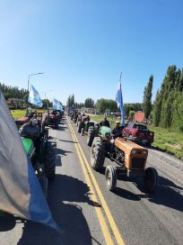 Productores de fruta realizaron un tractorazo pidiendo medidas para el sector