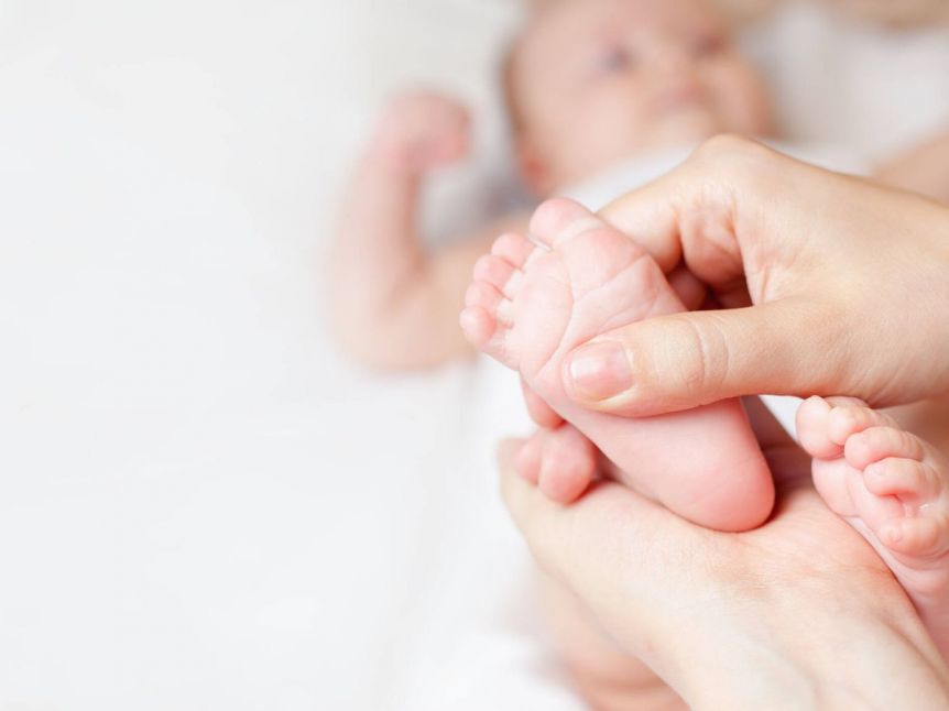 Inédito: nace en España el primer bebé gestado por dos mujeres