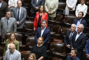 Las perlitas de la Asamblea: el abrazo entre Milei y Espert junto al desamparo de Píparo