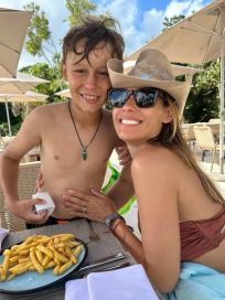Pampita viajó a México para un importante festejo y encendió las redes con sus fotos en la playa
